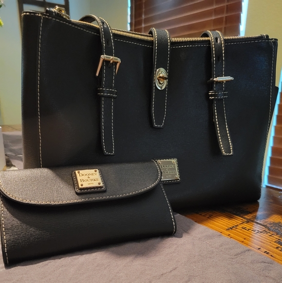 Dooney & Bourke leather handbag - Picture 2 of 16